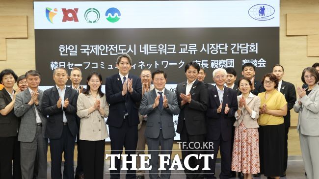 광명시는 8일 시청에서 일본 국제안전도시 3개 시 방문단과 ‘한일 국제안전도시 네트워크 교류 시장 시찰 간담회’를 열었다./광명시