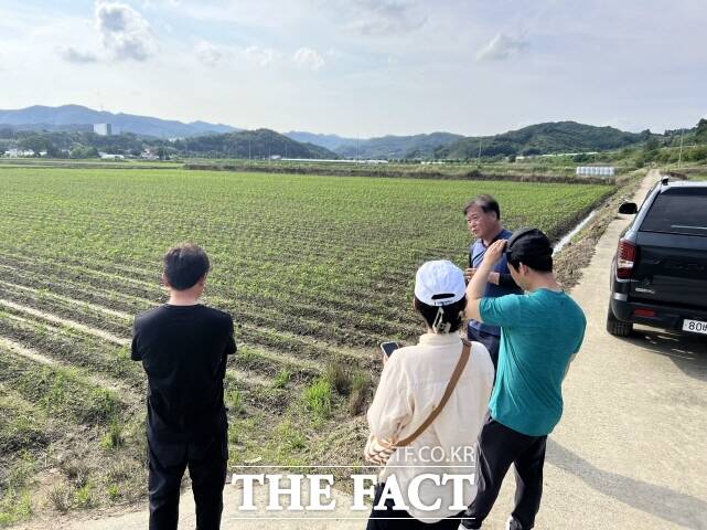 세종시 농업정책과 김상환 주무관과 청년농업인 3명이 논콩 재배기술을 벤치마킹 하기 위해 정산면 역촌영농조합법인을 방문하고 있다. /청양군