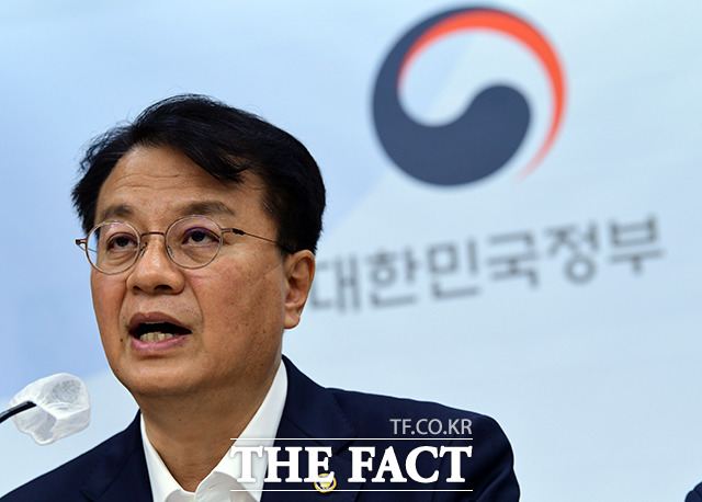 방기선 국무조장실장은 8일 보이스피싱·불법사금융 척결 합동 태스크포스(TF) 회의에서 조직적이고 악질적인 민생침해 범죄에 보다 엄중한 대응이 필요하다고 강조했다. /임영무 기자