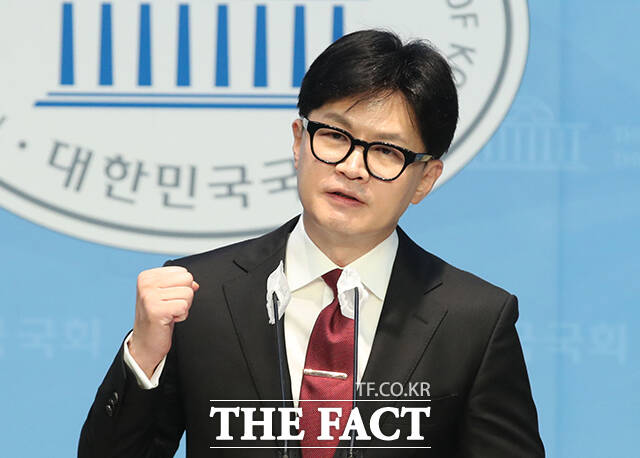 국민의힘 전당대회가 한창 진행 중인 가운데 지난 총선 당시 김건희 여사가 한동훈 비상대책위원장에게 보낸 메시지가 공개되며 논란이다. 전당대회에 출마한 한동훈 후보는 영부인이 사적인 방식으로 공적이고 정무적인 논의를 하는 것이 적절치 않다고 생각한다고 밝혔다. /박헌우 기자