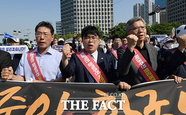 대한의사협회(의협)의 주도로 개원의와 일부 의대 교수들이 집단휴진에 나선 지난달 18일 오후 서울 영등포구 여의대로에서 열린 전국 의사 총궐기대회에서 임현택 의협 회장(가운데)를 비롯한 참가자들이 행진을 하고 있다. /장윤석 기자