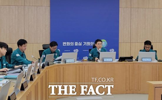 9일 오전 도 전역에 호우예비 특보가 발표된 가운데 경기도는 이날 오후 김성중 행정1부지사 주재로 호우 대비 긴급 도-시군 부단체장 회의를 열고 대응 상황 등을 점검했다./경기도