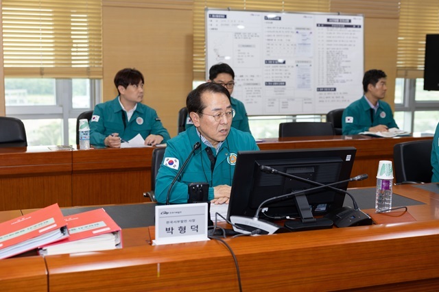 한국서부발전은 9일 행정안전부가 발표한 중앙재난관리평가, 안전한국훈련 평가에서 3년 연속 우수 등급을 획득했다. 사진은 박형덕 사장이 지난 5월 충남 태안 본사에서 재난통신망을 이용해 안전한국훈련을 지휘하는 모습. /한국서부발전