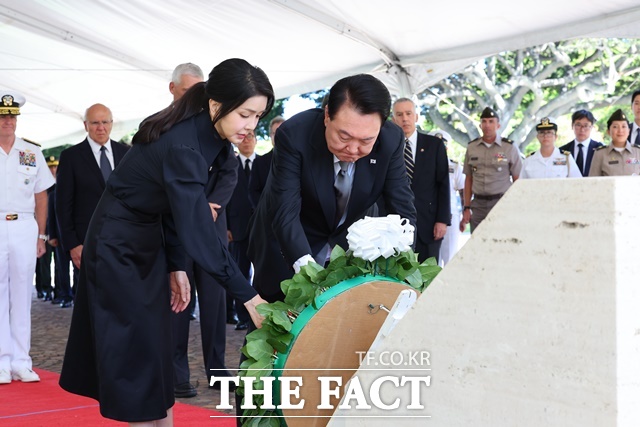 윤석열 대통령과 부인 김건희 여사가 8일(현지시각) 미국 하와이 국립 태평양 기념묘지에 헌화하고 있다. /호놀룰루=뉴시스