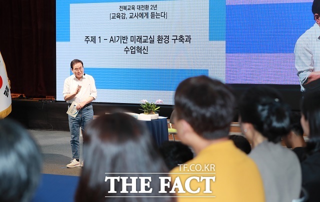 현장 교사들의 의견을 청취 중인 서거석 교육감. /전북도교육청