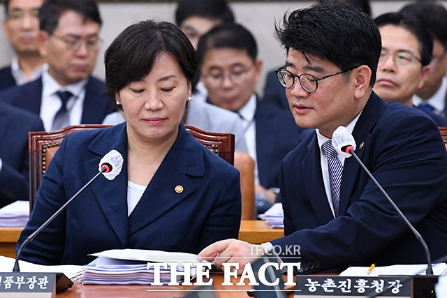 업무보고 앞두고 송미령 농림축산식품부 장관과 권재한 농촌진흥청장(오른쪽)이 자료를 살펴보고 있다.