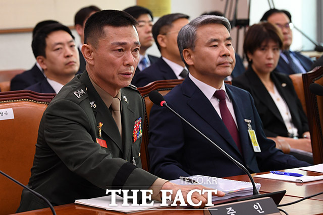 고위공직자범죄수사처(공수처)가 임성근 해병대 1사단장을 불송치 결정 내린 경북경찰청의 수사 결과에 대해 경찰의 판단과 별개로 자체 수사를 이어간다는 입장을 밝혔다. 임성근 전 해병대 1사단장이 지난달 21일 오전 서울 여의도 국회에서 열린 법제사법위원회 채상병 특검법 입법청문회에 증인 출석해 질의 답변을 하고 있다. 오른쪽은 이종섭 전 국방부 장관. /남윤호 기자