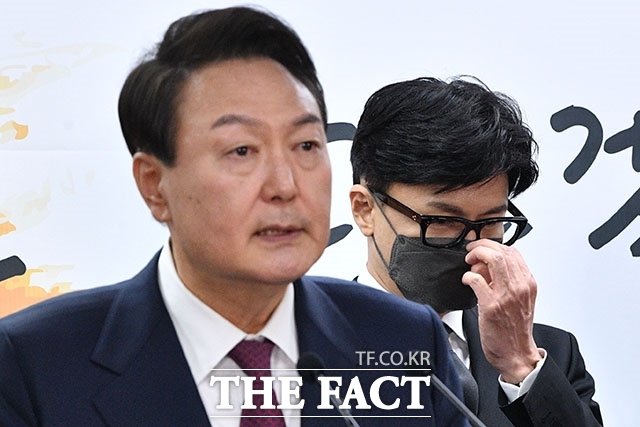 2022년 4월 13일 윤석열 당시 대통령 당선인이 국무위원 후보 및 대통령 비서실장 인선 발표를 하고 있다. 오른쪽은 당시 법무부 장관에 내정된 한동훈 국민의힘 당대표 후보. 김 여사 문자 전문 공개로 인해 둘의 관계 회복이 어려울 것이라는 평가가 나온다. /남윤호 기자