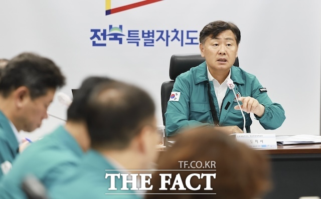 김 지사는 10일 오전 7시 자연재난종합상황실에서 도 관련부서와 시군 단체장이 참여한 가운데 장마 대처 긴급 점검 영상회의를 주재해 피해 상황과 대처방안을 논의했다. /전북자치도