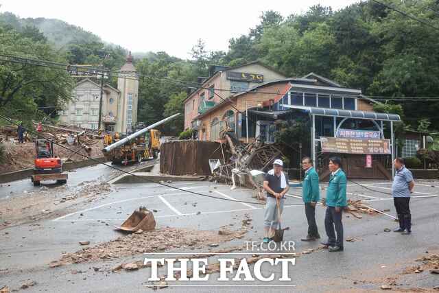 김기웅 서천군수(왼쪽에서 두 번째)가 폭우로 피해가 발생한 곳을 찾아 피해 군민들을 만나 현장을 확인하고 복구 계획을 협의하고 있다. / 서천군