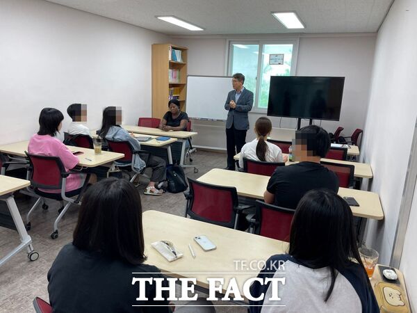 천안시청소년재단 한상경 대표이사가 학교밖청소년지원센터에서 청소년 12명을 대상으로 하는 학교 밖 청소년 영어회화 프로그램에 참석해 인사말을 하고 있다. /학교밖청소년지원센터