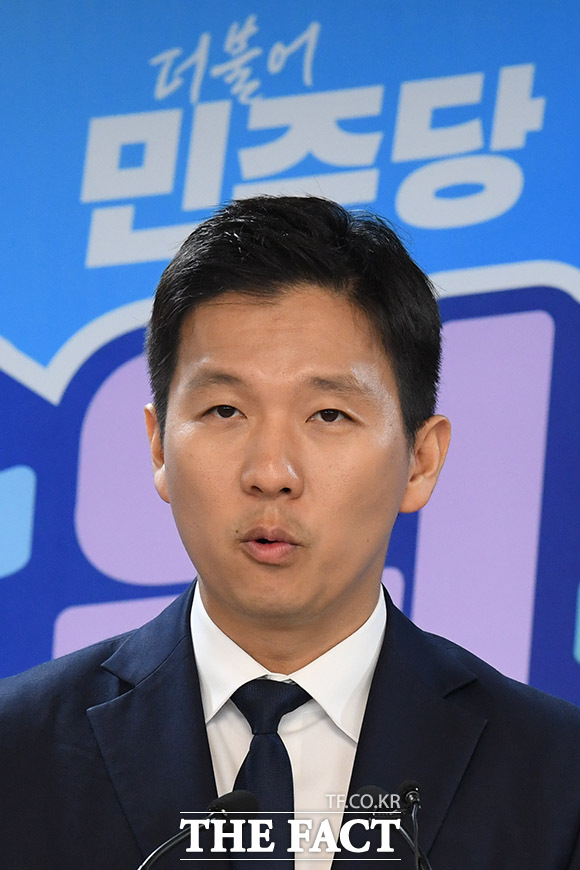 김지수 한반도 미래경제포럼 대표가 10일 오후 서울 여의도 더불어민주당 중앙당사에서 당대표 경선 출마 선언을 하고 있다. /남윤호 기자