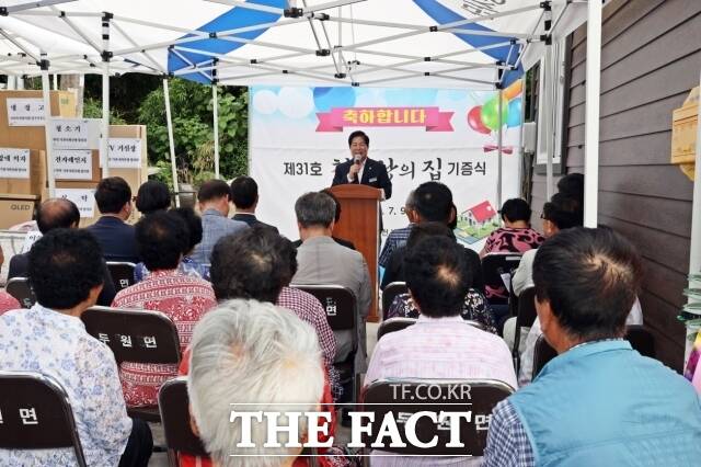 고흥군은 9일 두원면 동신마을에서 공영민 군수를 비롯해 류제동 고흥군의회 의장, 군의원, 기관단체장, 지역주민 등 50여 명이 참석한 가운데 ‘제31호 천사랑의 집’ 기증식을 가졌다고 10일 밝혔다./고흥군