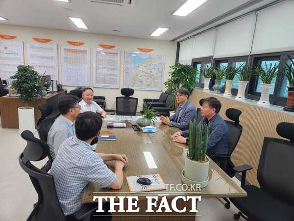 9일 아산시 유경재 건설교통국장이 농어촌공사 윤태경 아산지사장을 만나 ‘저수지 물관리 협력체계’ 방안을 협의하고 있다. /아산시