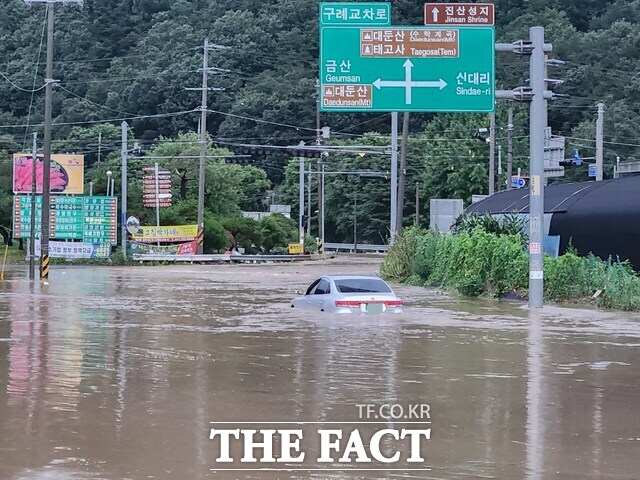 9일 밤과 10이 새벽 집중호우로 인해 충남 금산군 진산면 구례교차로 일대가 침수되면서 차량 한 대가 침수됐다. /금산군