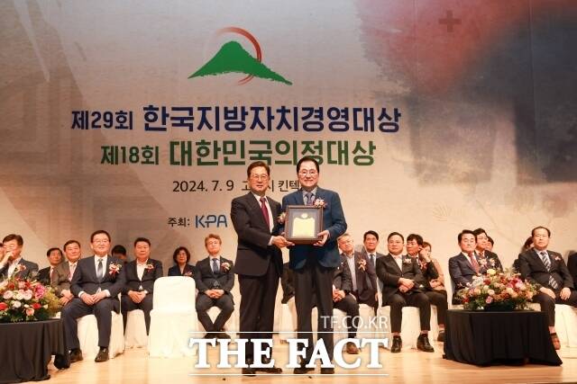 완도군이 9일 한국공공자치연구원이 주관한 ‘제29회 한국지방자치경영대상’에서 종합 대상을 받았다./완도군