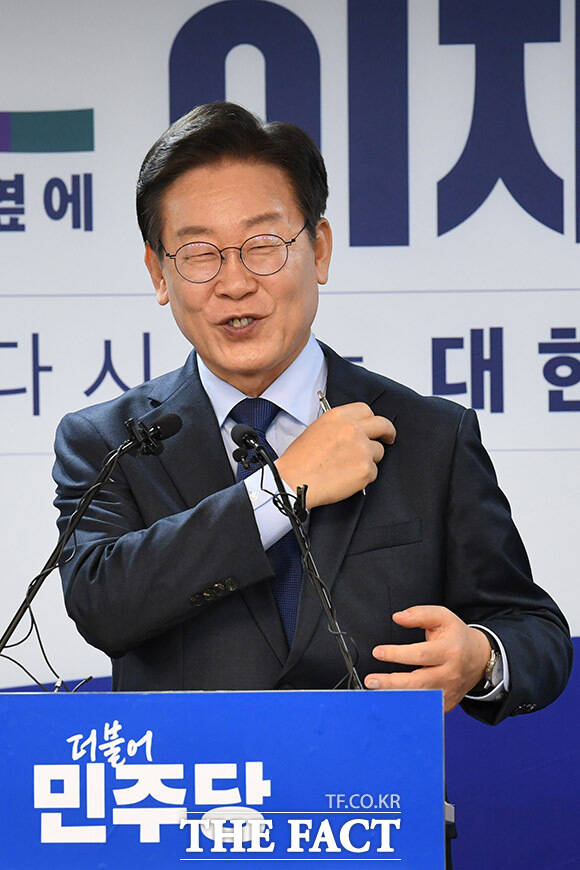 일부 지지자들의 항의에 이런 지적은 감사하다. 가십거리가 또하나 늘겠군요라며 여유있게 발언한 이 전 대표.