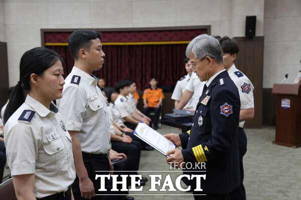 천안서북소방서 강기원 서장이 인사발령자 49명에게 3층 대회의실에서 사령장을 교부하고 있다./ 천안서북소방서