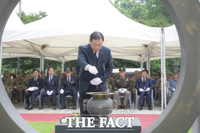 11일 전동면 청람리 일원에서 ‘제16회 개미고개 6·25격전지 추모제’가 열린 가운데 최민호 세종시장이 분향을 하고 있다. /세종시