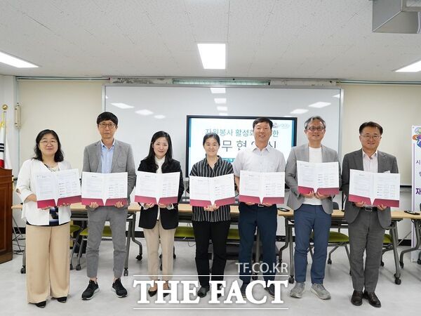 아산시자원봉사센터와 대학교 관계자들이 ‘자원봉사 활성화 업무협약’을 체결하고 기념 사진을 찍고 있다. /아산시자원봉사센터