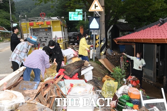 전북자치도 완주군청 직원들이 운주면 피해가구의 빠른 회복을 위해 구슬땀을 흘리고 있다. /완주군