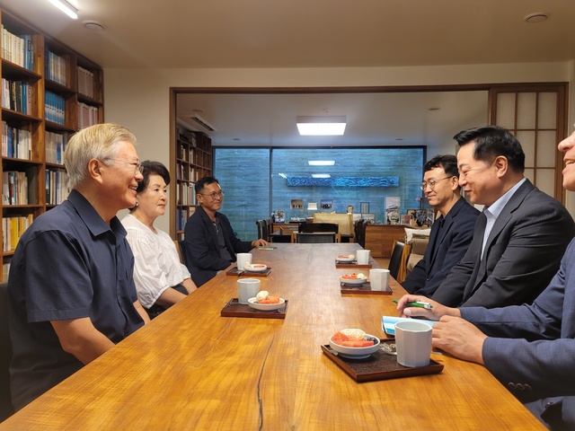 11일 문재인 전 대통령(왼쪽 첫번째)과 김두관 전 의원(오른쪽 두번째)이 만났다. /김두관 전 의원 캠프 제공