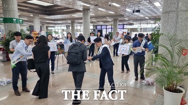 한국남동발전이 경남 사천공항에서 이용객 대상으로 에너지절약 실천 안내문을 배포하고 있다./한국남동발전