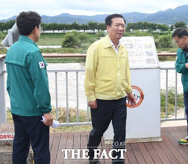 구인모 거창군수가 11일 기록적인 폭우로 피해가 발생한 현장을 방문해 긴급 점검을 하고 있다./거창군