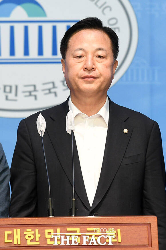 김두관 더불어민주당 의원과 더불어민주당 경상남도당 당원들이 지난해 9월 18일 오후 서울 여의도 국회 소통관에서 열린 이재명 당대표 단식 중단 호소 및 경남 16개 지역위원장 전원 동조단식 선언 기자회견에서 발언을 하고 있다. /남용희 기자