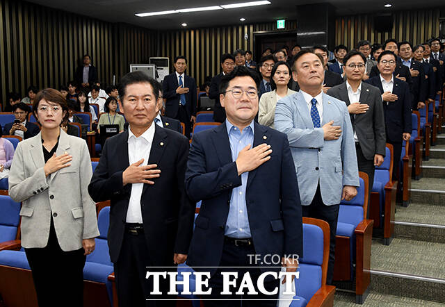 박찬대 더불어민주당 대표 직무대행 겸 원내대표가 지난 3일 오후 서울 여의도 국회에서 열린 의원총회에 참석해 국기에 대한 경례를 하고 있다. /배정한 기자