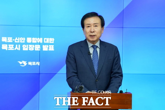 박홍률 목포시장이 11일 오전 시청 상황실에서 목포·신안 통합과 관련해 입장문을 발표하고 있다./목포시