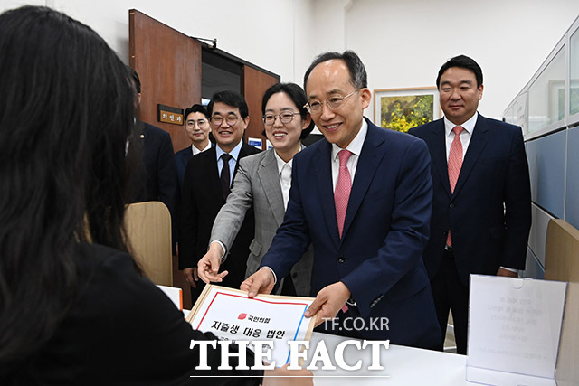 추경호 국민의힘 원내대표(가운데)가 11일 오전 서울 여의도 국회 의안과에서 국민의힘이 저출생 대응 법안으로 당론 발의한 정부조직법 저출산·고령사회기본법 개정안을 제출하고 있다. /국회=남윤호 기자