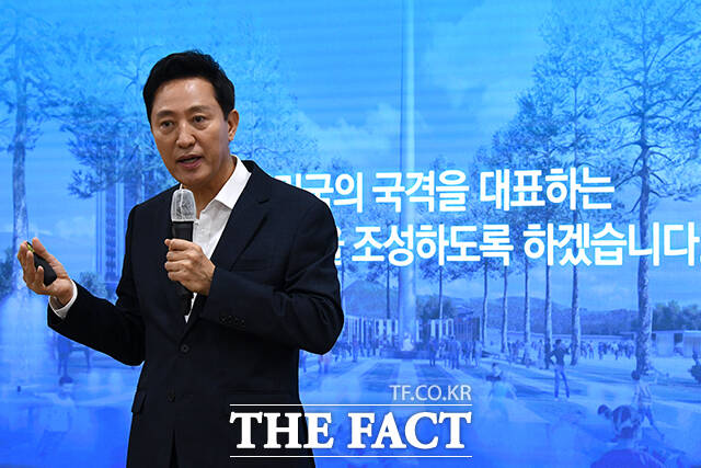 오세훈 서울시장이 광화문광장 태극기 게양대 조성계획을 두고 원점 재검토를 시사했다. 그러나 내달 설계공모를 시작한다는 일정은 그대로 유지하면서 충분한 의견수렴이 가능하냐는 지적이 나온다. 오 시장이 11일 오전 시청에서 기자설명회를 열고 계획을 발표하고 있다. /서예원 기자