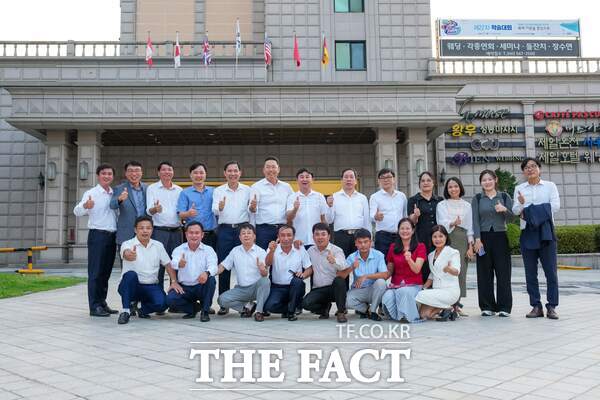 10일 아산시 농업기술센터에서 농업연수 교육 중인 베트남 닌빈성 농업연수단원들이 기념사진을 찍고 있다. / 아산시