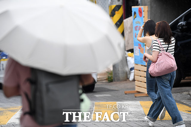 기상청에 따르면 12일은 전국이 대체로 흐리고 내륙을 중심으로 소나기가 내리는 곳이 있겠다. /남윤호 기자