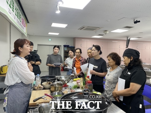 요리연구가 겸 방송인 홍신애 씨가 음식점 15개소를 대상으로 실용교육을 하고 있다. /진안군