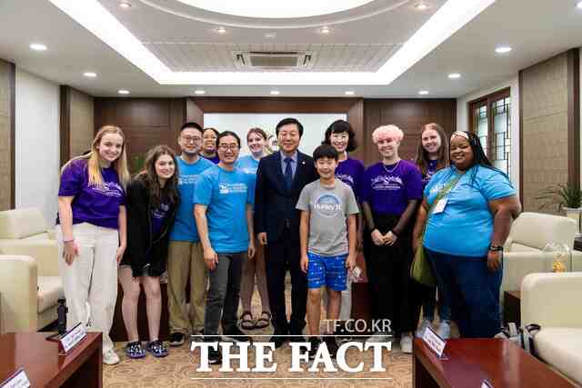 11일 박희준 교수와 김미정 교수가 UNA 제자들과 김정겸 총장을 방문해 기념촬영을 하고 있다. /충남대