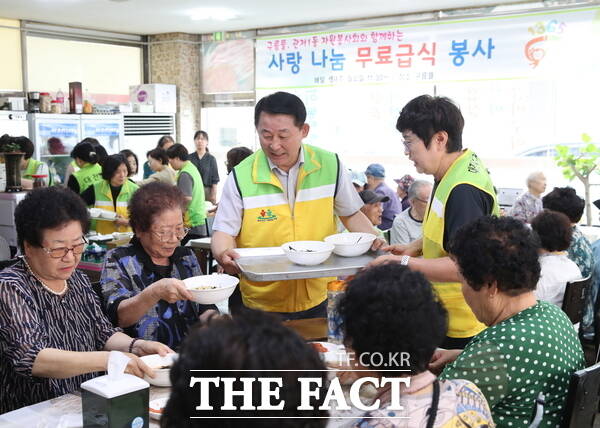 서철모 서구청장이 현장 행정‘걸어서 동네한바퀴’의 일환으로 관저 1동 구름뜰식당을 찾아 무료 급식 봉사활동을 하고 있는 모습. / 대전 서구