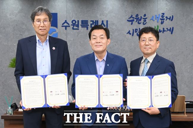 이재준(가운데) 수원시장과 최순호 수원FC 단장 등이 전국 최초 장애인야학 돕기 3자 모금활동을 위한 업무협약 체결한 뒤 기념촬영을 하고 있다./수원시