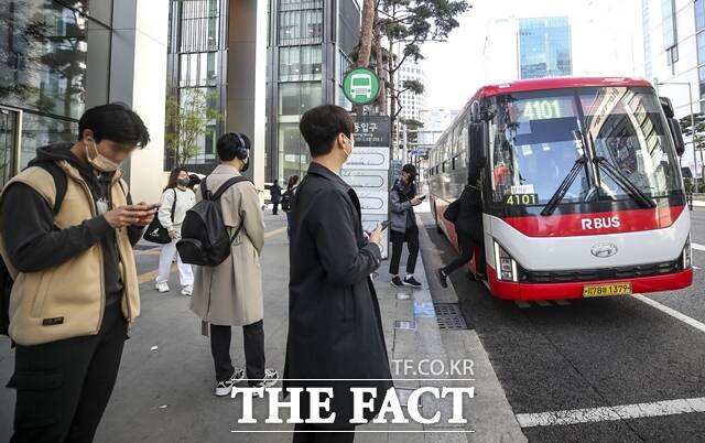 서울시가 노선별 대기판이 생긴 후 교통정체로 논란이 된 명동 광역버스 정류소의 노선별 대기판 시행을 오늘부터 유예한다. 명동입구 버스 정류소 모습. /뉴시스