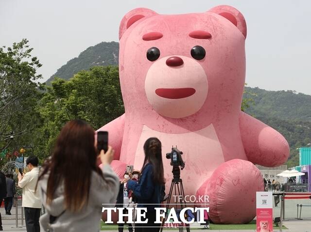 롯데쇼핑 벨리곰, 신세계백화점 푸빌라, 현대백화점 흰디 등 유통 업계 캐릭터 사업이 해외 진출·게임 협업 등 활동 반경을 키우고 있다. 사진은 지난해 5월 2일 서울 광화문광장에 설치된 대형 벨리곰 인형 /뉴시스