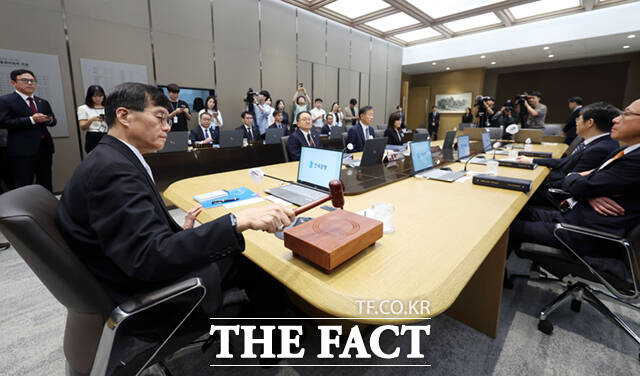 한국은행은 11일 서울 중구 한국은행 본부에서 금통위를 열고 기준금리를 연 3.5%로 유지하기로 했다. 사진은 이창용 한국은행 총재가 금융통화위원회에서 의사봉을 두드리고 있는 모습. /사진공동취재단