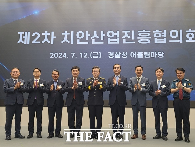 경찰청은 12일 제2차 치안산업진흥 협의회를 개최했다고 밝혔다. 사진은 이날 치안산업진흥 협의회 신규 위원으로 위촉된 위원들과 윤희근 경창청장이 기념사진을 촬영하는 모습./김영봉 기자