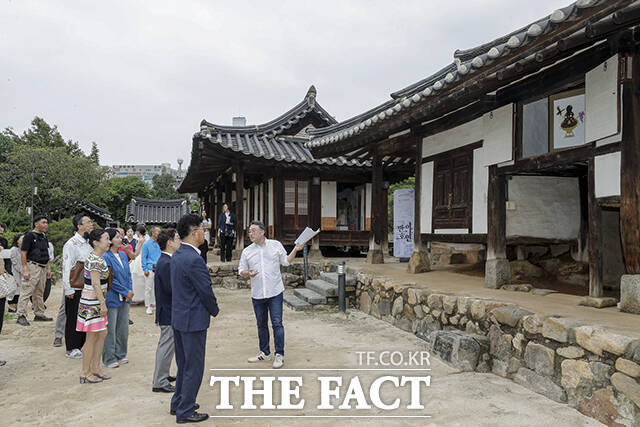 12일 오전 대전 소대헌•호연재 고택에서 K-헤리티지 아트전, 반아호연의 개회식이 열린 가운데, 말리카 신동훈 대표(오른쪽)가 주요 내빈에게 전시 설명을 하고 있다. /세이버스코리아