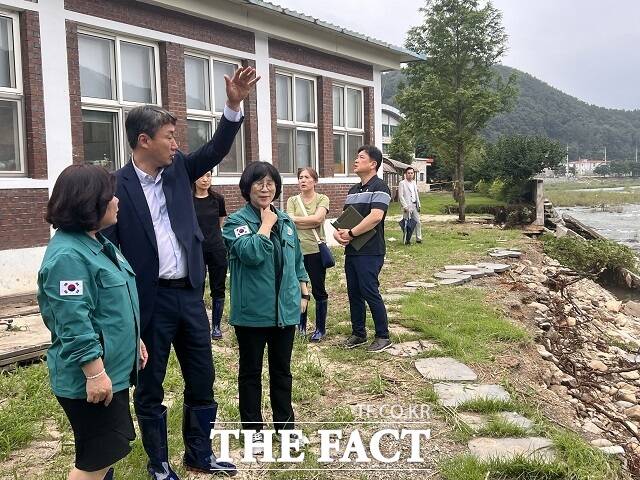 전북도의회 진형석 의원(교육위원회 위원장)이 완주군 운주면의 학교들을 방문해 피해 상황을 집중 점검하고 있다. /전북도의회