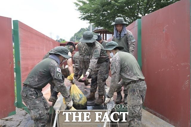 제32사단 장병들이 12일 논산시 강경읍 등 수해피해 입은 곳에 자원봉사에 나서고 있다. /논산시