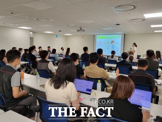 경기도의료원 수원병원은 11일 스타필드 수원점(대표 이영훈)을 방문해 임직원 40여명을 대상으로 대사증후군 예방 및 관리 교육을 실시했다./경기도의료원