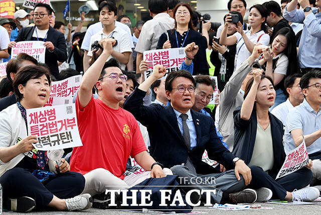 서영교 더불어민주당 의원과 박찬대 대표 직무대행 겸 원내대표, 황운하 조국혁신당 원내대표, 김재연 진보당 상임대표(왼쪽부터)가 13일 오후 서울 광화문광장 인근에서 열린 채상병 특검법 거부말고 민생개혁입법 즉각 수용하라! 거부권 거부 범국민대회에 참석해 구호를 외치고 있다. /배정한 기자