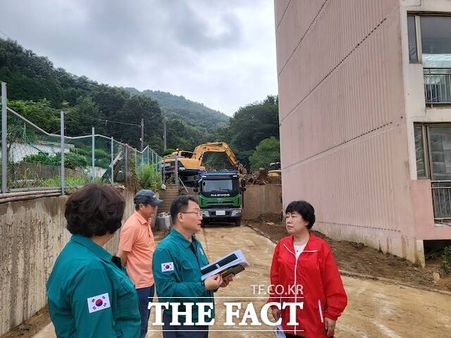 조배숙 국민의힘 전북특별자치도당 위원장이 익산 망성면과 군산 성산면을 방문해 수해 현황을 직접 점검하고 있다. /국민의힘전북도당