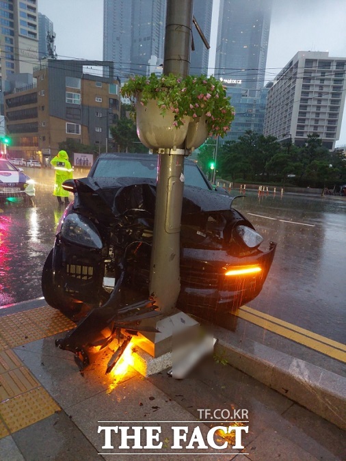 14일 부산해운대경찰서에 따르면 이날 오전 4시 35분분쯤 부산 해운대해수욕장 앞 왕복 6차선 도로에서 포르쉐 차량이 가로등을 들이받았다. /해운대경찰서